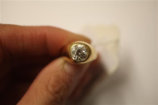 A gentlemans 18ct gold solitaire diamond ring, size L.